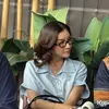 Sarwendah pakai baju biru