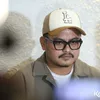 Rully Angga Akbar pakai kacamta