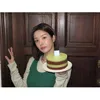 Kwon Eunbi memegang kue