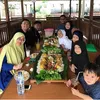 Nasi liwet sunda, seleb yang makan pakai alas daun pisang, seleb yang makan nasi liwet, foto seleb