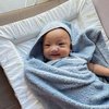 Segar usai mandi, Baby Anzel pun langsung tersenyum manis saat mamanya mengambil ponsel dan mengabadikan potret lucunya dalam balutan handuk.