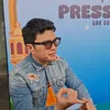 Aldi Taher Pakai Jaket Denim