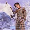 Dengan bertema musim dingin, Kai EXO begitu tampan berpose layaknya seorang pangeran yang berkuda di tengah dinginnya musim dingin.