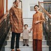 Sama seperti tradisi keluarga pada umumnya, Andien juga mengajak suami dan anak mereka, Kawa untuk memakai busana berwarna senada di Lebaran tahun ini. Kali ini warna-warna kalem seperti orange dan krem menjadi pilihan mereka.