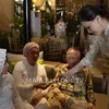 Maia Estianty memberi uang kepada ibu