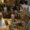 Maia Estianty memberi uang kepada ayah