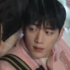 Seo Kang Joon pakai jaket pink