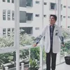 Potret Iqbhal LIDA saat kenakan jas dokter.