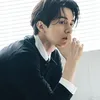 Lee Dong Wook bersandar