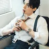 Lee Dong Wook minum kopi