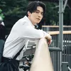 Lee Dong Wook pakai kemeja putih