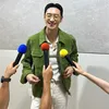 Lee Je Hoon pakai jas hijau