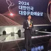 Lee Je Hoon Pegang Piala