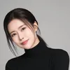Lee Se Young pakai turtleneck hitam
