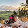 Kembali menunjukkan pesona berciuman, Jedar dan Vincent Verhaag tampak bersantai menikmati pemandangan indah di Bali.