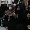 Nadzira Shafa istri Ameer Zikra menangis di pemakaman