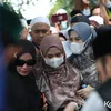 Nadzira Shafa istri Ameer Zikra menangis di pemakaman