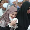 Nadzira Shafa istri Ameer Zikra menangis di pemakaman