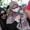 Nadzira Shafa istri Ameer Zikra menangis di pemakaman