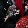 Nadzira Shafa istri Ameer Zikra menangis di pemakaman