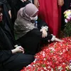Nadzira Shafa istri Ameer Zikra menangis di pemakaman