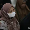 Nadzira Shafa istri Ameer Zikra menangis di pemakaman