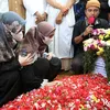 Nadzira Shafa istri Ameer Zikra menangis di pemakaman