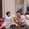 Anang Hermansyah disuapi Ashanty