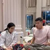 Anang Hermansyah duduk di lantai bersama Ashanty