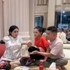 Anang Hermansyah duduk bertiga dengan anak dan istri
