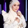 Lesti Kejora pakai kostum putih