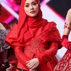 Lesti pakai baju merah saat hamil anak ketiga