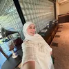 Lesti selfie sambil senyum