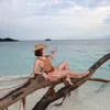 Luna Maya duduk di atas kayu