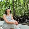 Luna Maya duduk pakai topi di atas perahu