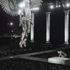 Lisa BLACKPINK Membungkuk di Hadapan Hologram