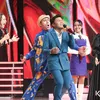 Ari DA8 bernyanyi di panggung