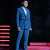 Ari DA8 pakai jas biru