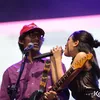 Natasha Udu berinteraksi dengan gitaris