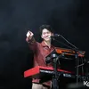 Keyboardist tunjuk penonton