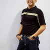 Lucky Widja pakai baju hitam