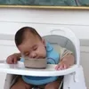 Potret Ukkasya makansambil tidur.