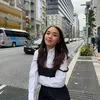 Lula Lahfah pose cantik di tepi jalan