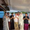 Luna Maya dan teman-teman salat Ied di Kapal