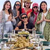 Luna Maya makan ketupat di atas kapal bareng teman-teman