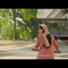 Luna Maya naik motor di film Suzzanna