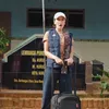 Luna Maya pakai rompi