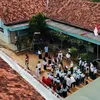 Luna Maya kunjungi sekolah di Pamekasan