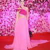Kareena Kapoor tampil cantik dengan gaun pink yang dipadukan dengan warna merah jamu gelap. Gaun ini adalah rancangan desainer Prabal Gurung.
Karena penampilannya ini, gaya Kareena Kapoor dinilai sangat apik. Ia pun masuk list best dress pada acara malam itu.