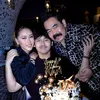 Inul Daratista pakai baju hitam